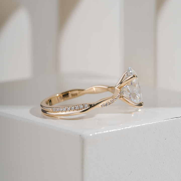 Oval 2.52CT E VVS2 Yvette Scalloped twisted Pavé Ring